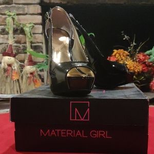 Peep toe black pumps